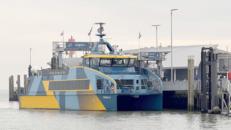 Bald wieder im Einsatz: Der neue E-Katamaran der Reederei Norden-Frisia liegt im Hafen von Norderney. Foto: Volker Bartels/dpa