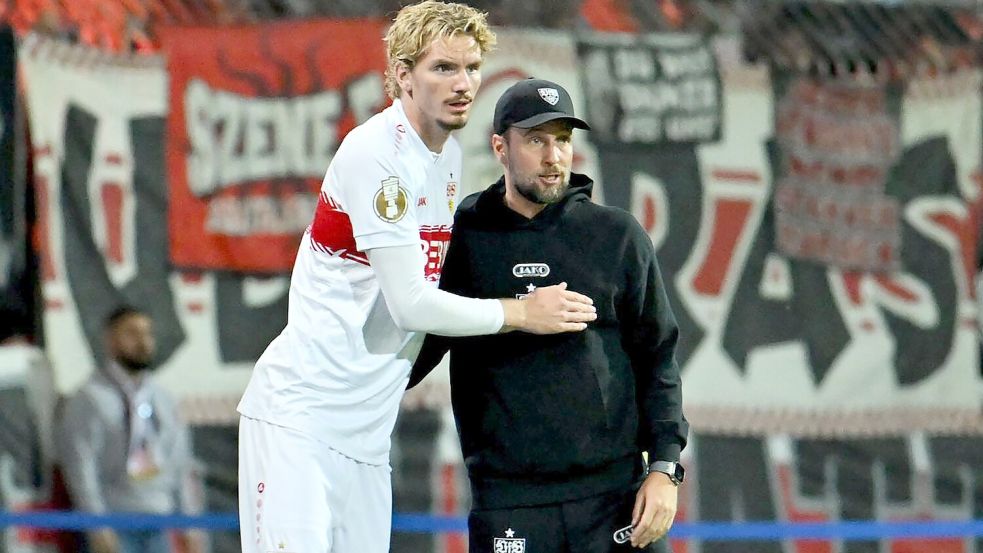 Künftig nicht mehr Seite an Seite: Nick Woltemade und VfB-Coach Sebastian Hoeneß. Foto: Swen Pförtner/dpa