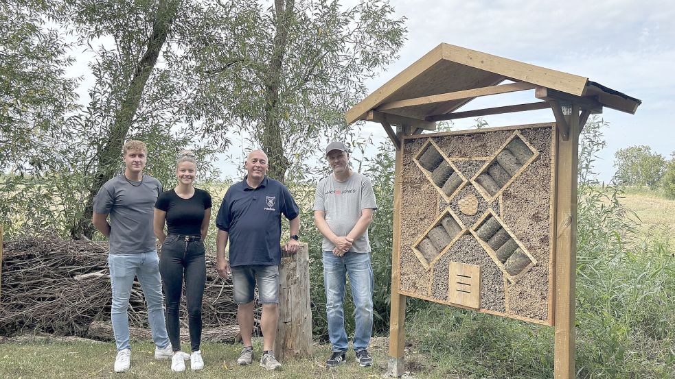 Sind stolz auf das, was ihr Verein geleistet hat: Keno Bruns, Lena Berends, Friedhelm Bruns und Stefan Dirks (von links) von den Freepsumer Mühlenwächtern auf dem neuen Rastplatz. Fotos: Lotta Groenendaal