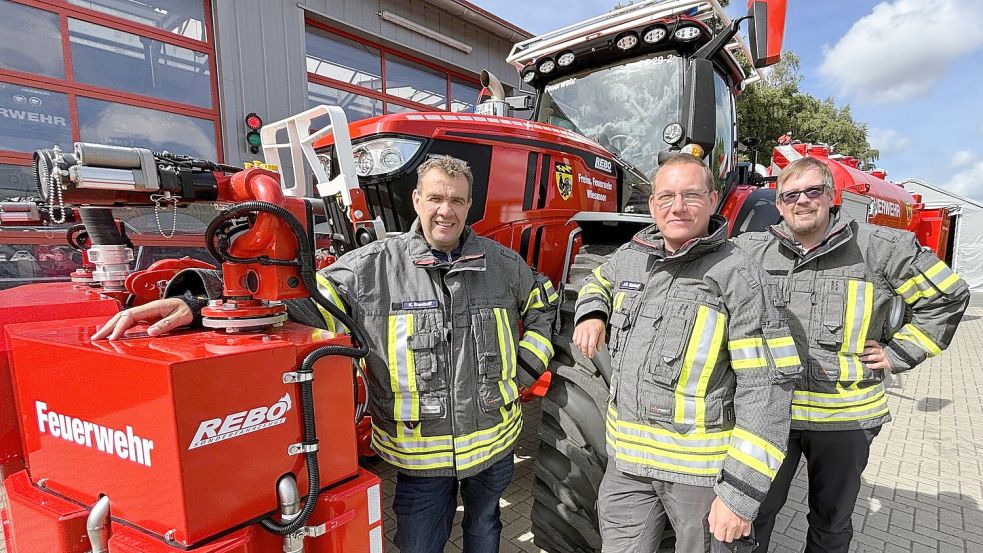 Sie berichteten von den Reaktionen auf den neuen Einsatztraktor (von links): Ortsbrandmeister Karlheinz Bienhoff, Feuerwehr-Pressesprecher Jan-Marco Bienhoff und Rebo-Fahrzeugentwickler Hendrik Becker. Foto: Nicole Böning