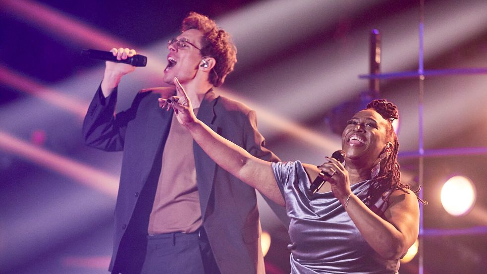 Kamrad kommt nach Aurich: Der Sänger war als Coach bei der Castingshow „The Voice of Germany“ (hier 2024 mit Finalistin Ingrid Arthur) dabei. Foto: Carstensen/DPA/Archiv