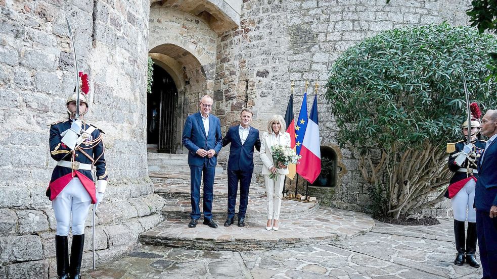 Große Ehre für Friedrich Merz: Der französische Präsident Emmanuel Macron und seine Frau Brigitte empfangen ihn in ihrer Sommerresidenz an der Côte d’Azur. „Beneidenswert“, schwärmt Merz mit Blick auf die historische Festung, in der schon Napoleon wohnte. Foto: Kay Nietfeld/dpa