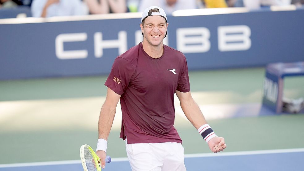 Was für eine Überraschung: Jan-Lennard Struff freut sich über seinen Achtelfinaleinzug. Foto: Seth Wenig/AP/dpa
