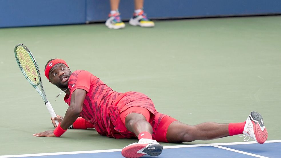 Frances Tiafoe landete zwischenzeitlich auf dem Boden - eine sinnbildliche Szene. Foto: Seth Wenig/AP/dpa