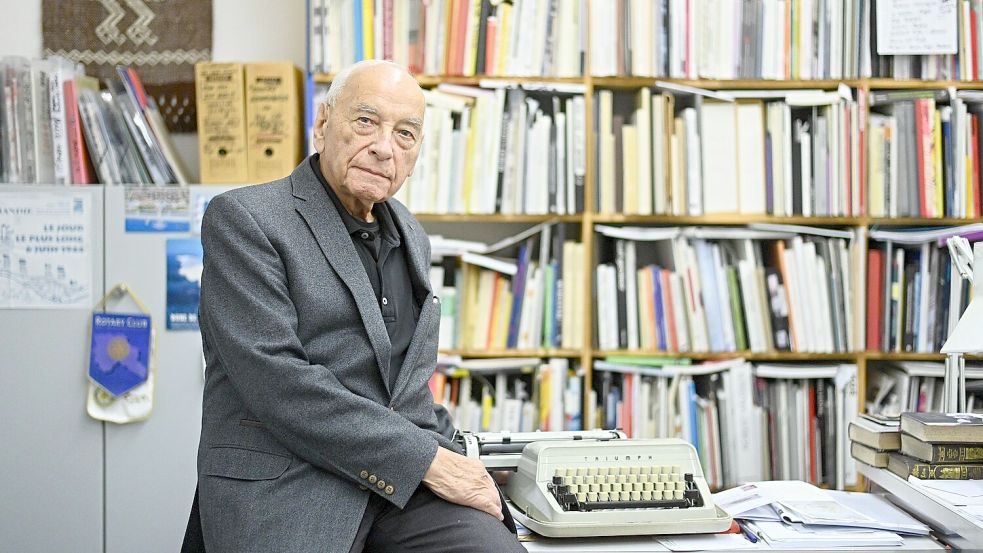Der Schriftsteller sowie Mitinitiator und Vertreter der Konkreten Poesie, Eugen Gomringer, in seinem Kunsthaus in Rehau. Foto: Nicolas Armer
