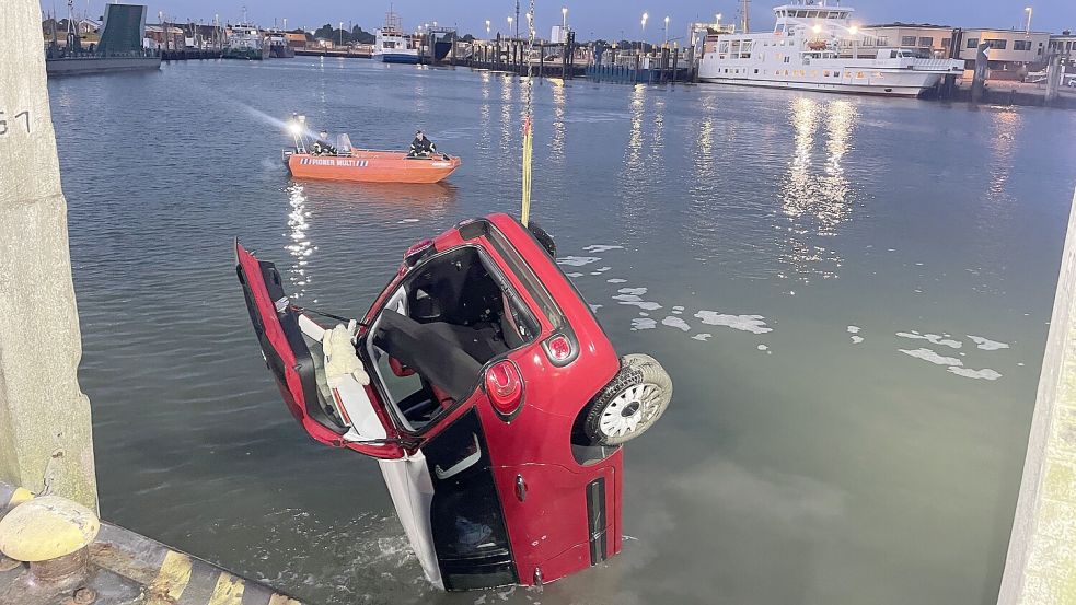 Mit diesem Fiat waren eine Frau und ihr kleiner Hund im Hafenbecken von Norddeich gelandet. Foto: Feuerwehr Norden