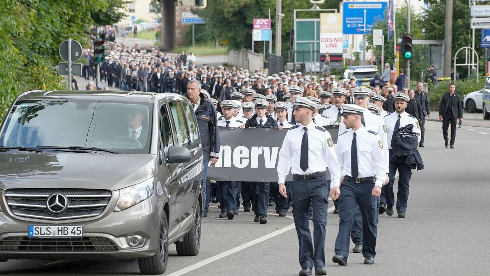Andächtig zog der Trauermarsch durch Saarlouis Foto: Patrick von Frankenberg/dpa