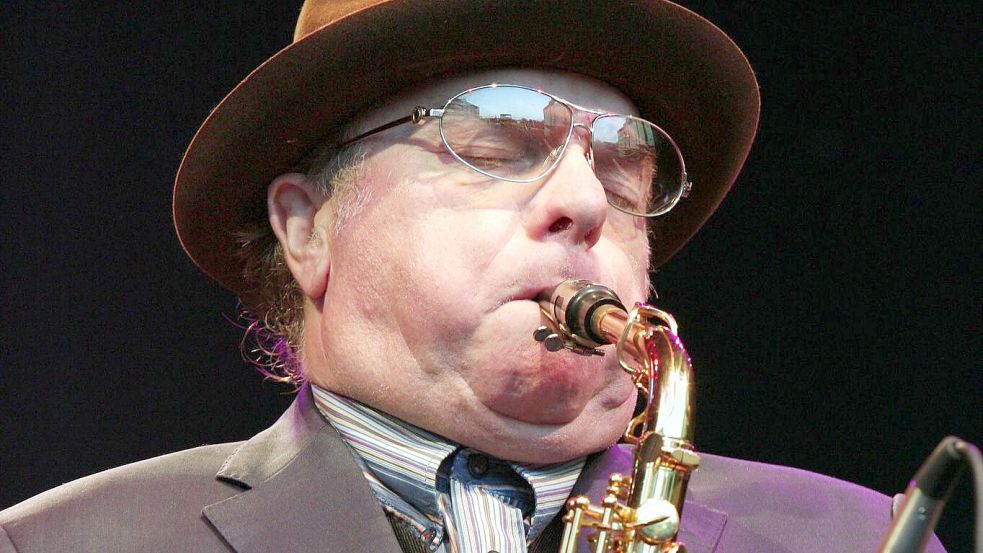 Van Morrison ist auch ein versierter Saxofonist - hier bei einem Konzert in Freiburg 2007. (Archivbild) Foto: picture alliance / dpa
