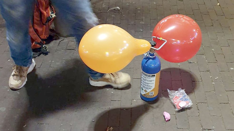 Lachgas aus Luftballons einzuatmen, ist kein harmloser Party-Spaß. Die gesundheitlichen Folgen können gravierend sein. (Archivbild) Foto: Annette Birschel/dpa