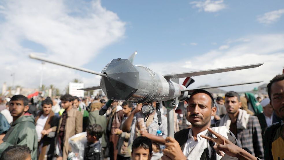 Immer wieder greift die Huthi-Miliz Israel mit Raketen und Drohnen an. (Archivbild) Foto: Osamah Abdulrahman/AP/dpa