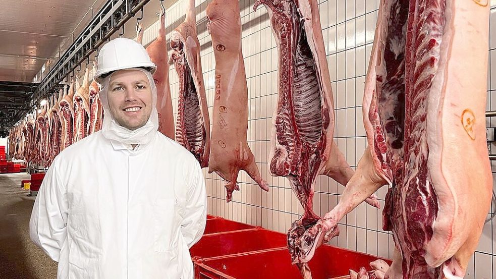 Geschäftsführer Niko Brand führt durch den Schlachtbetrieb Brand Qualitätsfleisch. Foto: Meike Oblau