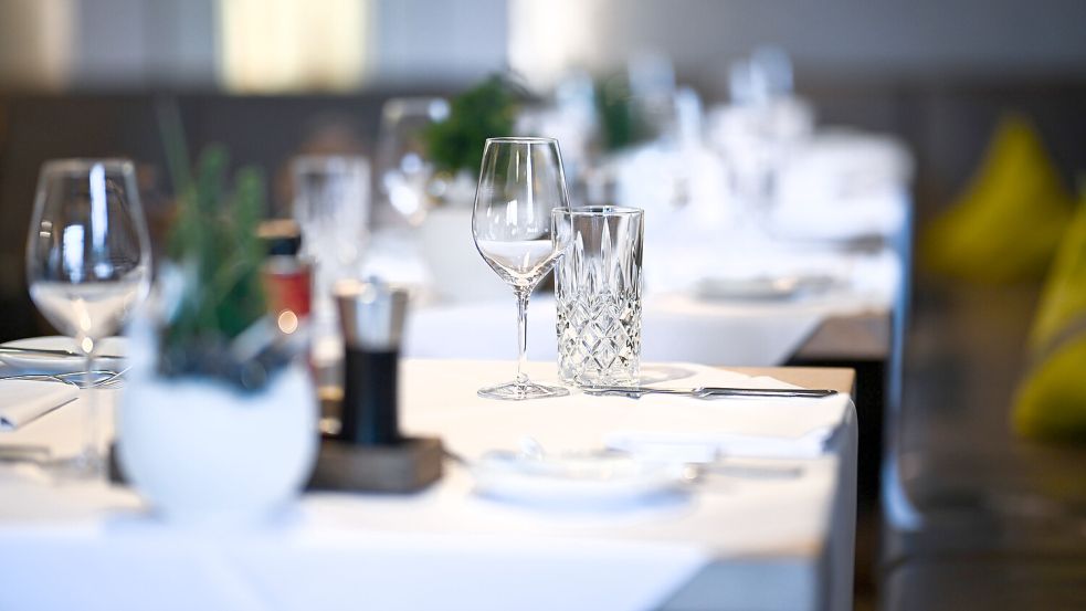 Gedeckte Tische in einem Restaurant. Gäste in Restaurants und Hotels schauen immer mehr auf den Preis. Foto: DPA