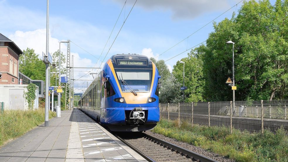 Noch immer ist unklar, warum eine 16-Jährige in Friedland am Bahnsteig starb. Der Bahnhof steht seither im Fokus der Ermittlungen. Foto: Swen Pförtner/dpa
