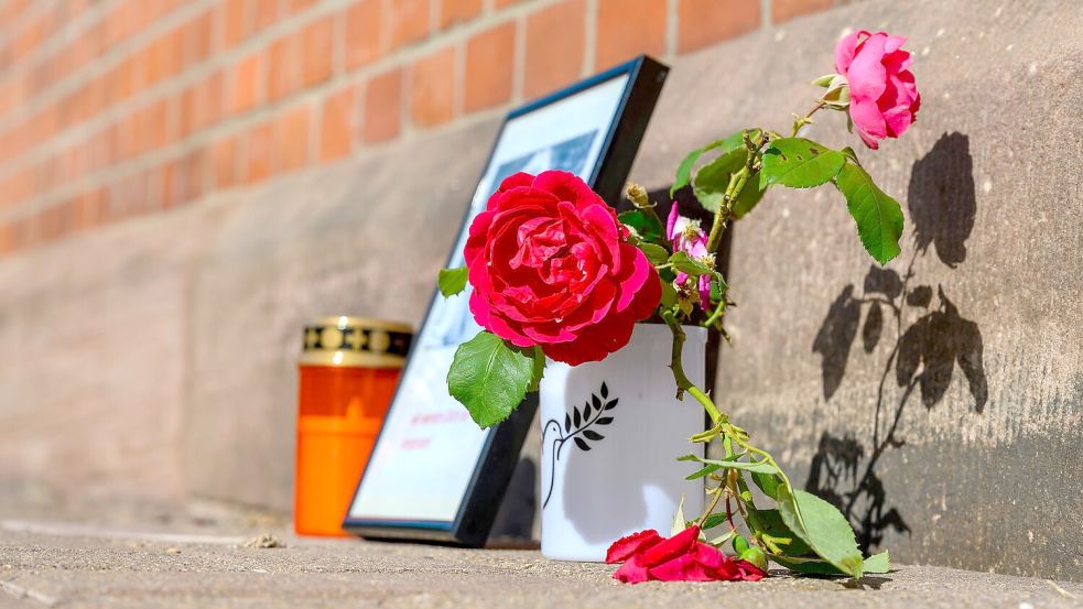 Stilles Gedenken am Bahnhof Friedland: Rosen und Kerze erinnern an die verstorbene Jugendliche. Foto: Swen Pförtner/dpa