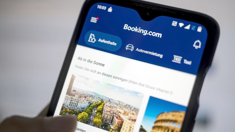 Auf einem Smartphone ist die App des Reiseportals Booking.com zu sehen. Foto: Fabian Sommer/dpa