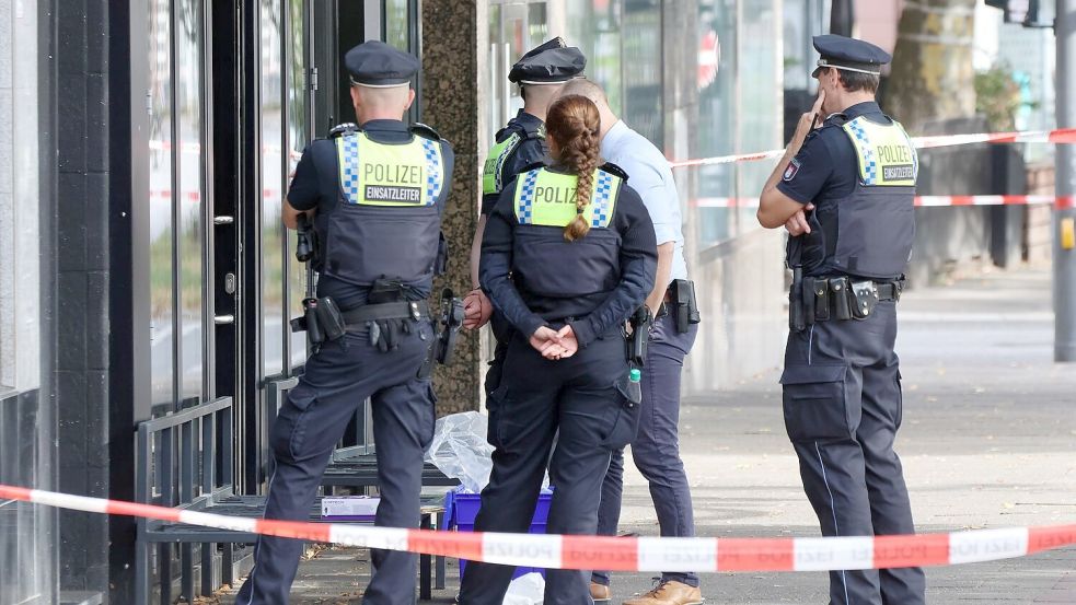Die Polizei geht von einem Gewaltverbrechen aus. Foto: Bodo Marks/dpa