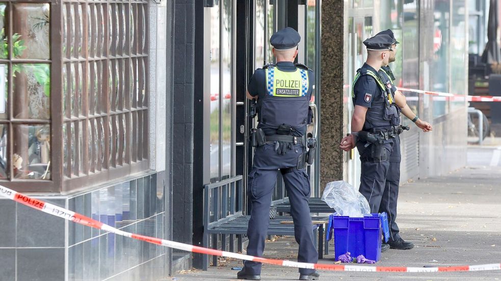 Die Ermittler und die Spurensicherung waren am Tatort. Foto: Bodo Marks/dpa