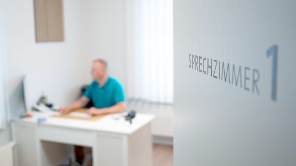 In kaum einem anderen Land gehen die Menschen so oft zum Arzt, wie in Deutschland. Viele Arztbesuche wären vermeidbar, doch oft scheitert es am Wissen. Foto: Sebastian Kahnert/dp