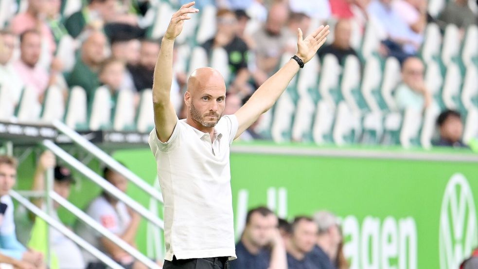 Wolfsburgs Trainer Paul Simonis musste den späten Ausgleich seiner Mannschaft hinnehmen. Foto: Swen Pförtner/dpa