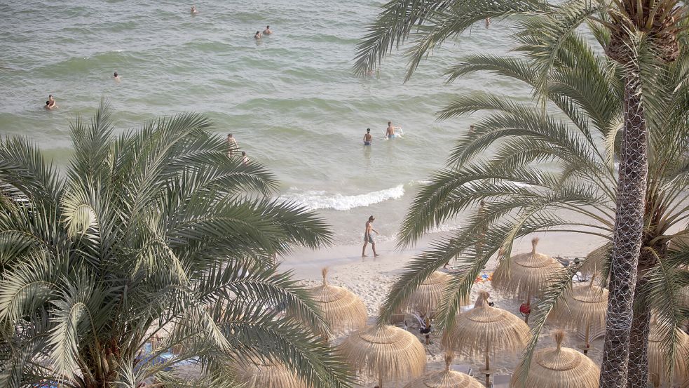Während Mallorca Touristenzahlen in Rekordhöhe vermeldet, steigt gleichzeitig auch auf ein Rekordniveau die Anzahl der Migranten, die die Insel erreichen. Foto: dpa/Clara Margais