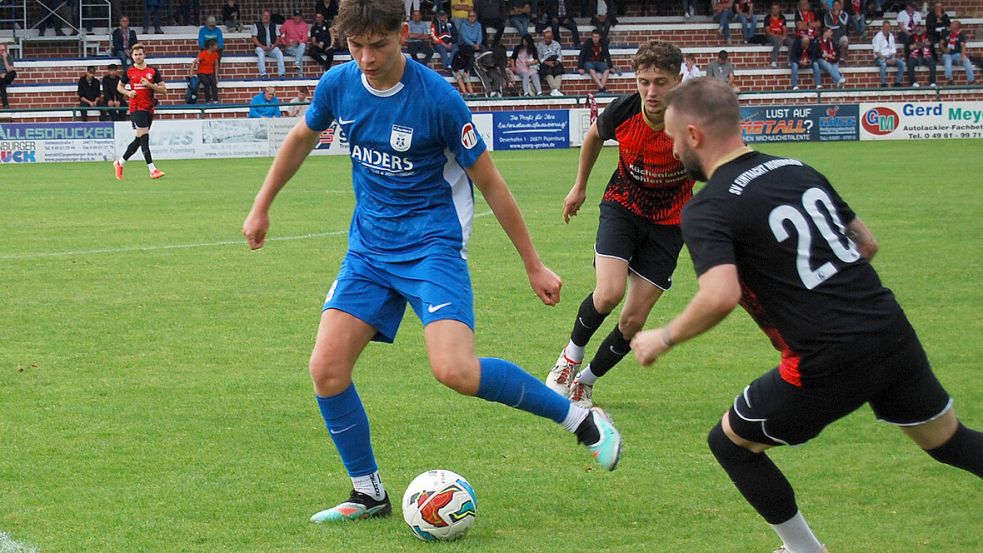 Wilko Docter (blaues Trikot) traf gegen Nordhorn zum Ausgleich und bereitete den Siegtreffer vor. Foto: Marco Reemts