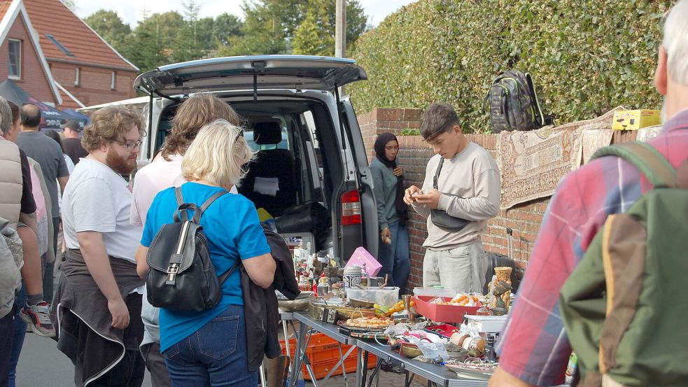 Die Straßen in Simonswolde waren gut mit Flohmarktständen gefüllt. Foto: Imke Cirksena