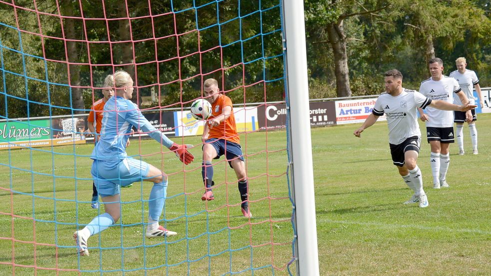 Holtes Jubilar Maik Frobel hatte in dieser Szene die Chance, doch sein Schuss ging drüber. Foto: Holger Weers