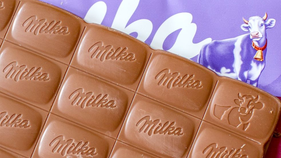 Verbraucherschützer klagen gegen die kleinere Packung von Milka-Schokolade. (Archivbild) Foto: Jan Woitas/dpa