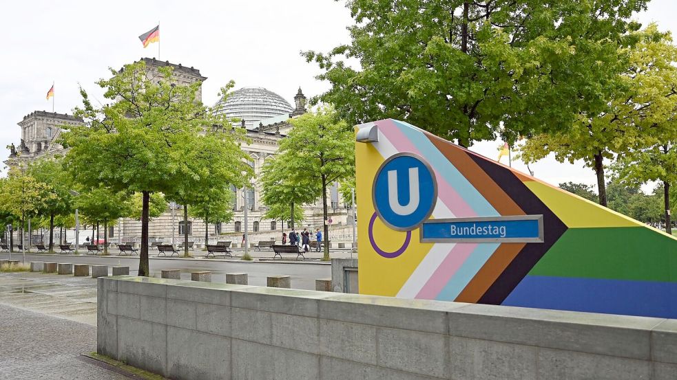 Am Bundestag sollte die Regenbogenflagge zum Berliner Christopher Street Day diesmal nicht wehen - der U-Bahnhof daneben war dagegen bunt. (Archivbild) Foto: Malin Wunderlich/dpa