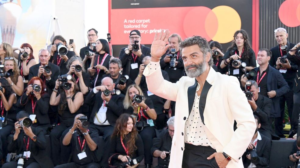 Oscar Isaac vor der Premiere von „Frankenstein“. Foto: Alberto Terenghi/Pool Even/IPA via ZUMA Press/dpa