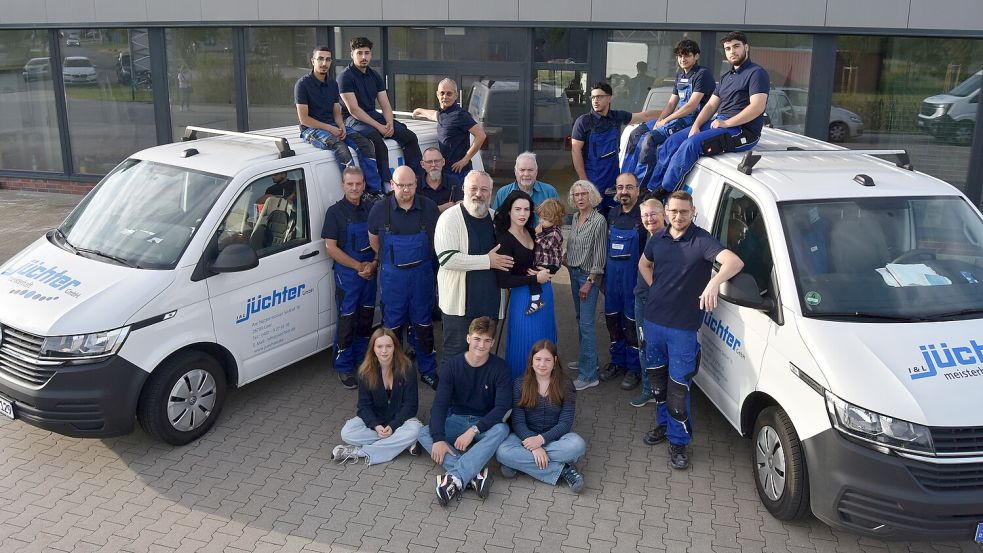Laura Jüchter (Bildmitte) und ihr Team planen, gestalten und bauen Bäder - neuerdings auch für an Demenz erkrankte Menschen. Foto: Rull