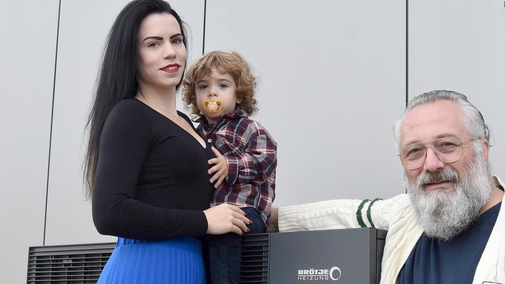 Laura Jüchter (hier mit ihrem Sohn Gabriel) führt das 68 Jahre alte Familienunternehmen seit 2017 in dritter Generation. Ihr Lebensgefährte Cemal Yildirim leitet die neue Bäderausstellung. Foto: Rull