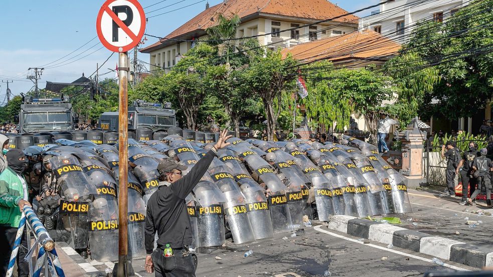 Die landesweiten Proteste haben seit dem Wochenende auch auf Bali übergegriffen. Foto: Dicky Bisinglasi/SOPA Images via ZUMA Press Wire/dpa