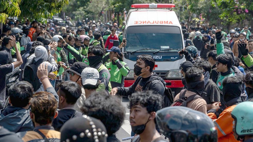 In der Hauptstadt Denpasar kam es zu Unruhen. Foto: Dicky Bisinglasi/SOPA Images via ZUMA Press Wire/dpa