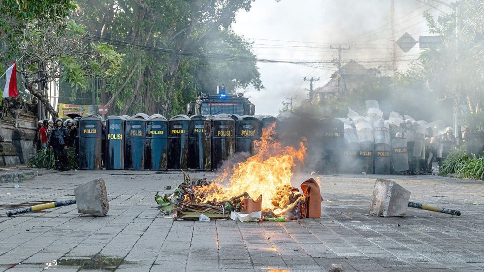 Die Polizei setzte auch Tränengas ein. Foto: Dicky Bisinglasi/SOPA Images via ZUMA Press Wire/dpa
