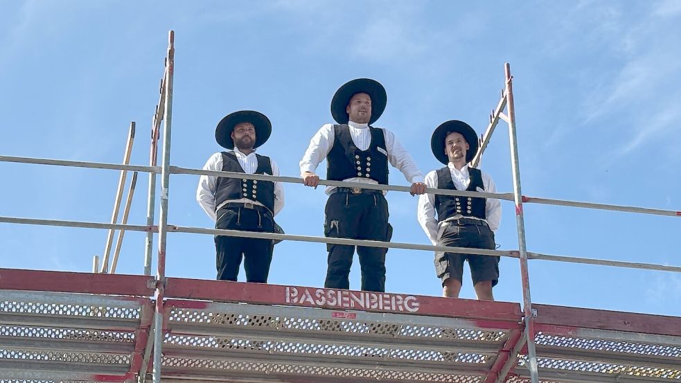 Zimmermann Christian Geers (Mitte) trug den Richtspruch vor. Foto: Lars Löschen