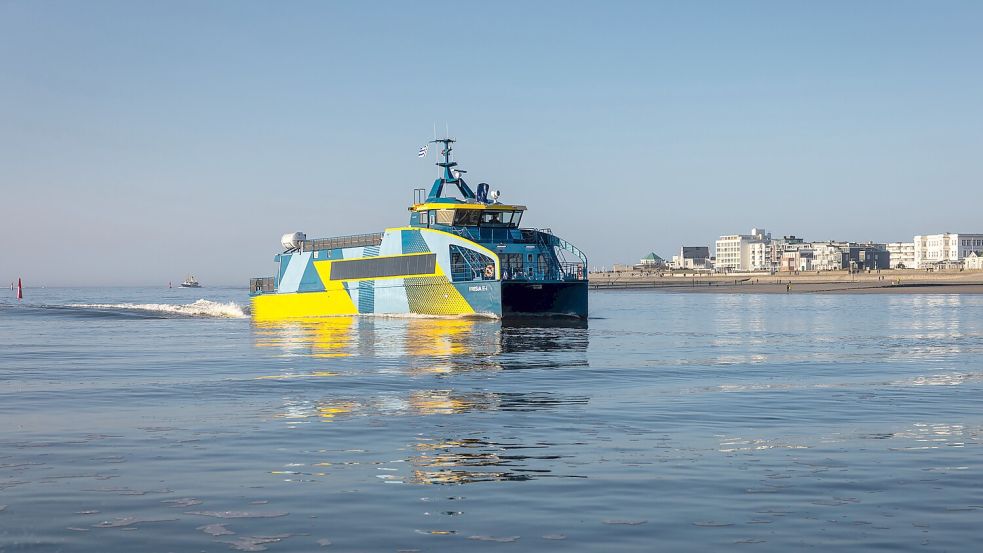 Der E-Katamaran vor der Insel Norderney. Foto: Reederei Norden-Frisia