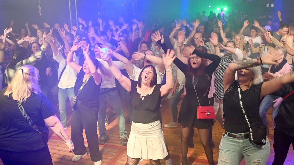 Die Gäste genossen am Samstag während der Zeltfete die Musik. Foto: Holger Weers