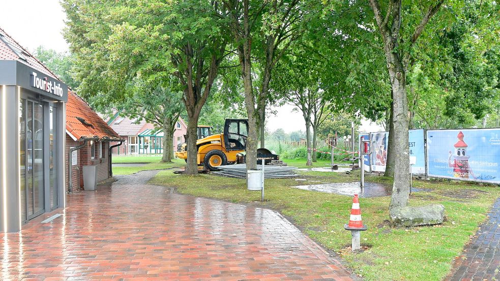 Im Zentrum von Greetsiel wird gebaut – es entsteht ein Gradierwerk. Foto: Heinz Wagenaar
