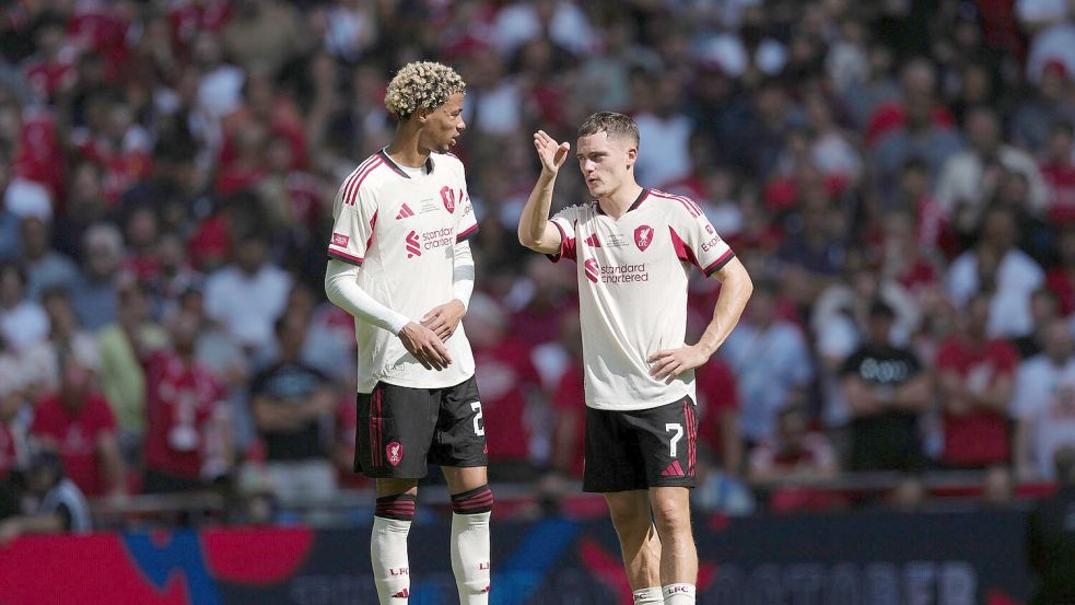 Die Ex-Bundesligastars Hugo Ekitike (l) und Florian Wirtz spielen jetzt in England - wie so viele andere auch. Foto: Dave Shopland/AP/dpa