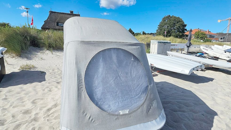 Testobjekt für eine Nacht: Zwei Lübecker übernachteten in einem Schlafstrandkorb an der Ostsee in Sierksdorf. Foto: Melanie Sonneborn