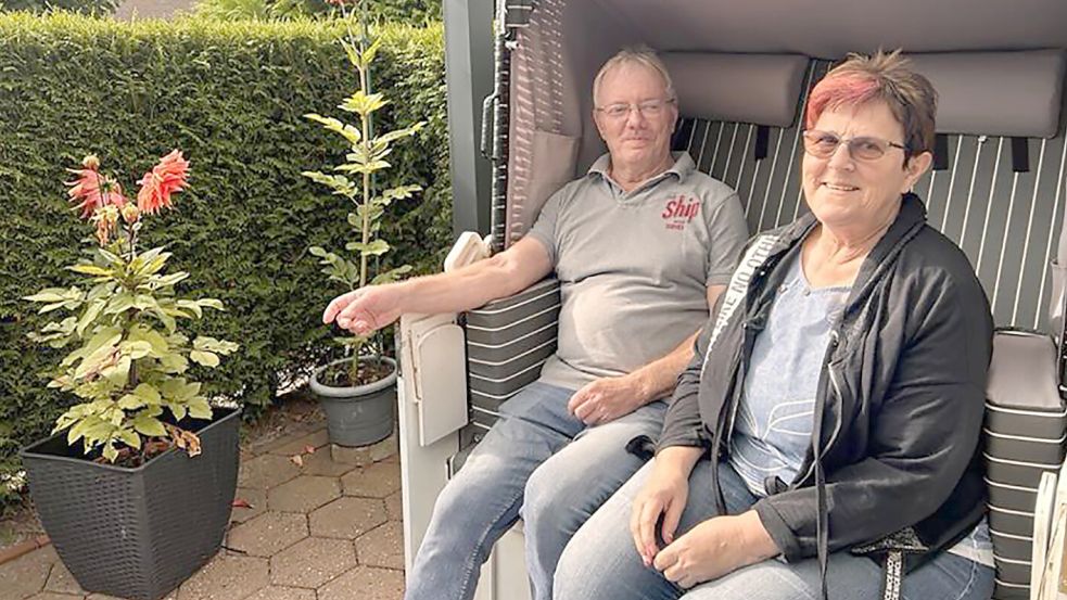 Horst Foltinek und Beate Papst verkauften vor knapp sechs Jahren ihr Haus im Ruhrgebiet und wagten einen Neuanfang in der Krummhörn. Foto: Stephanie Tomé