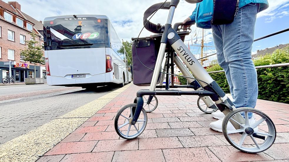 Mit dem Rollator im Bus mitfahren: Das dürfte eigentlich kein Problem in Emden sein. Eine Seniorin aber berichtet davon, dass sie schon mehrfach stehen gelassen wurde, weil der Bus voll gewesen sei. Foto: Klaus Ortgies