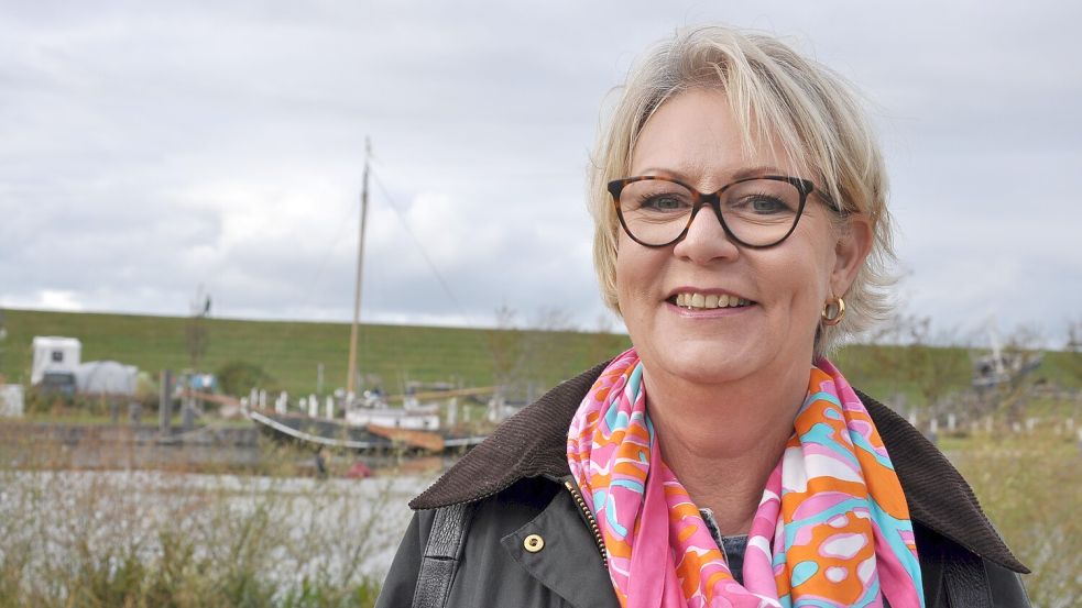 Christiane Frankes geheime Leidenschaft ist es, die ostfriesische Halbinsel mit Leichen zu pflastern. Neuharlingersiel aber ist ihr liebster Tatort. Im Hintergrund liegt ein Plattbodenschiff im Kurpark, hinter dem sich der Deich erhebt. Foto: Susanne Ullrich