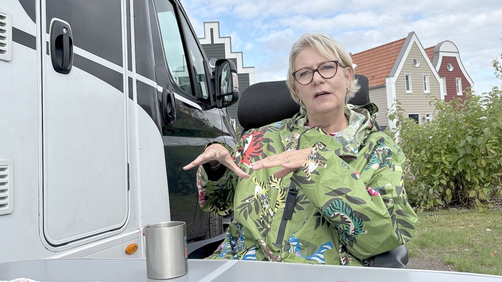 Christiane Franke gibt während eines entspannten Interviews auf dem Neuharlingersieler Campingplatz Einblicke in ihre Arbeit. Foto: Susanne Ullrich