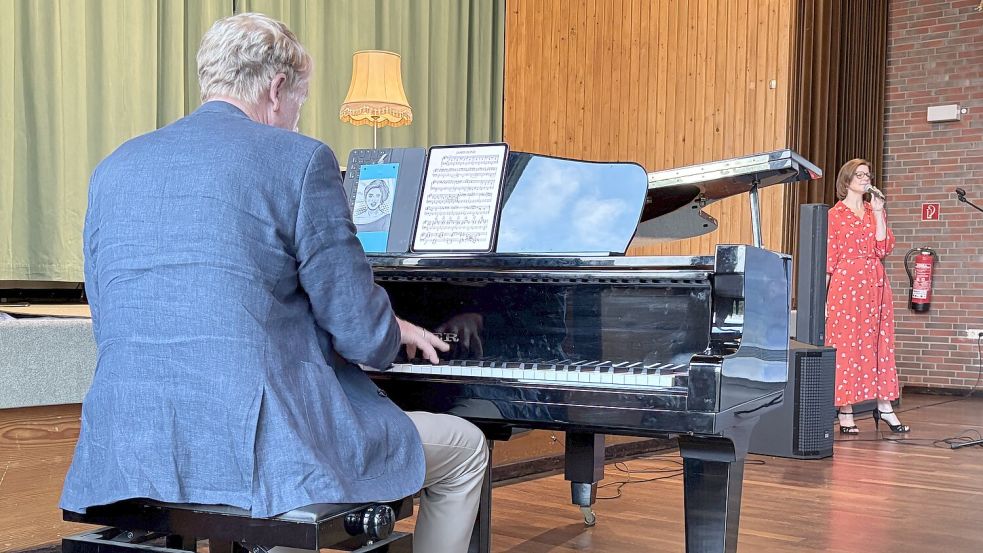 Bei der Lesung im Kursaal Neuharlingersiel wurde Christiane Franke von Gernot Schulz am Klavier und Fabiane Buchheister, Gesang, begleitet. Foto: Susanne Ullrich