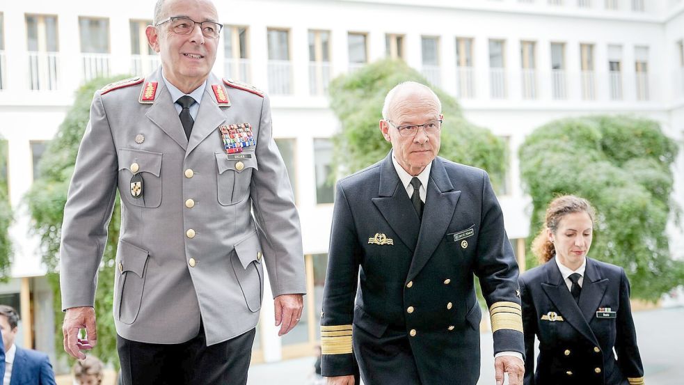 Auch der deutsche Top-General Carsten Breuer (l) war schon von GPS-Jamming betroffen. Foto: Kay Nietfeld/dpa
