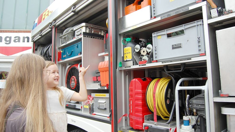 Die vierjährige Emma nahm die ausgestellten Fahrzeuge der Feuerwehr genau ins Auge. Foto: Imke Cirksena