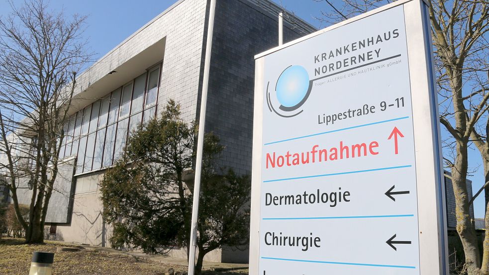 Ein Schild weist vor dem Eingang vom Krankenhaus der Insel Norderney zu den einzelnen Stationen. Foto: DPA