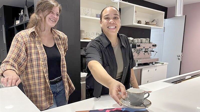 Sherina Cicek (rechts) freut sich zusammen mit Friederike Unkenholz von der Hochschule, schon bald den ersten Kaffee im „Nebenan“ zu servieren. Foto: Stephanie Tomé